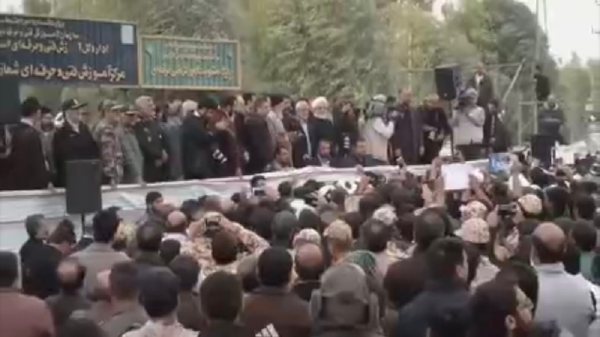 لحظاتی از حضور رهبر شهید انقلاب در منطقه زلزله‌زده سرپل‌ذهاب + فیلم