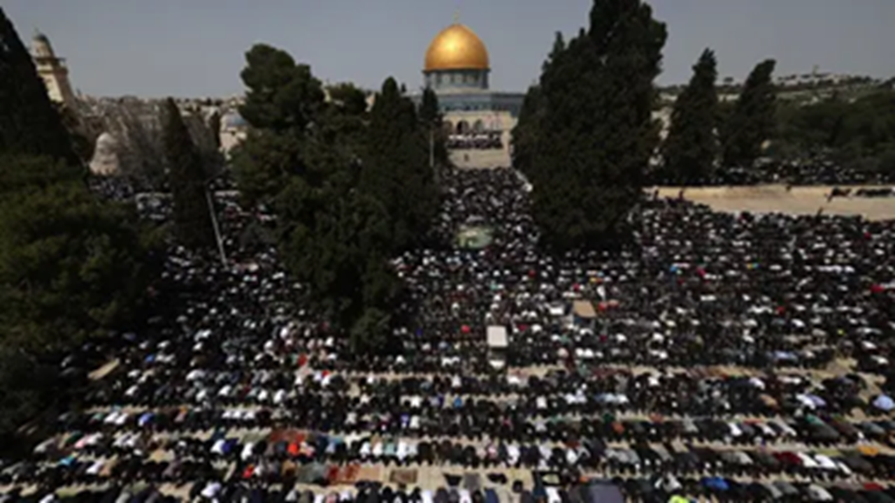 بیش از ۶۰ هزار فلسطینی نماز جمعه را در مسجدالاقصی اقامه کردند