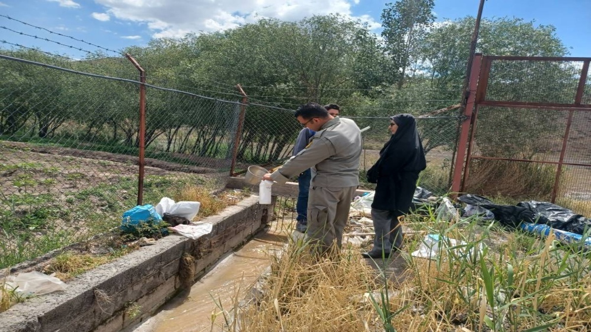 باشگاه خبرنگاران -انجام نمونه‌برداری از پساب خروجی کارخانه آبمیوه نوشینه خوی