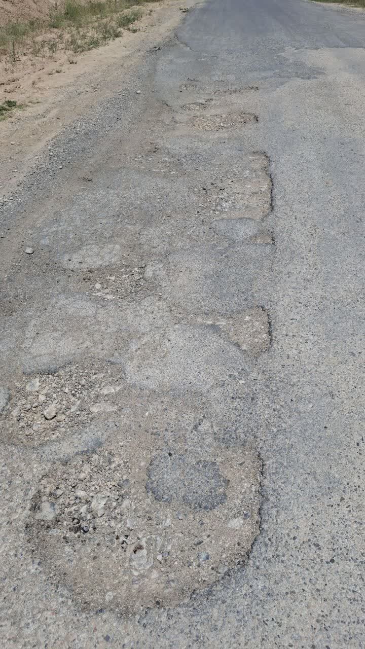 گلایه رانندگان از وضعیت نامناسب آسفالت در جاده نردین به بخش کالپوش میامی گلایه رانندگان از وضعیت نامناسب آسفالت در جاده نردین به بخش کالپوش میامی