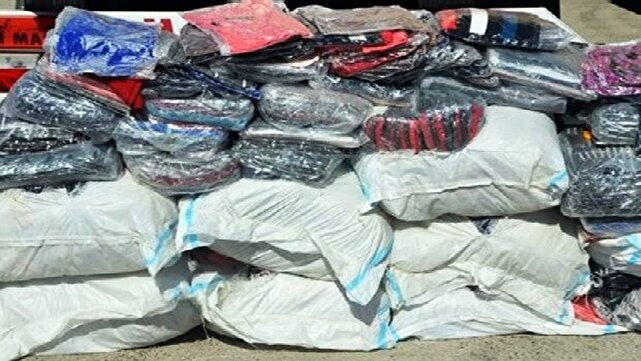 ضبط یک تن البسه قاچاق تاناکورا در بوکان
