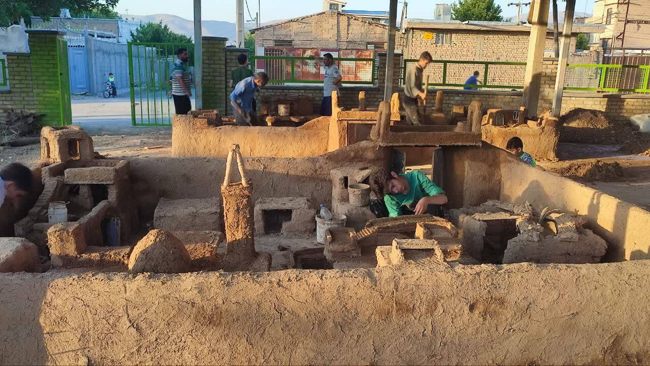 ساخت بزرگترین نمایشگاه نمونک گلی ویژه ماه محرم در روستای تکه نهاوند