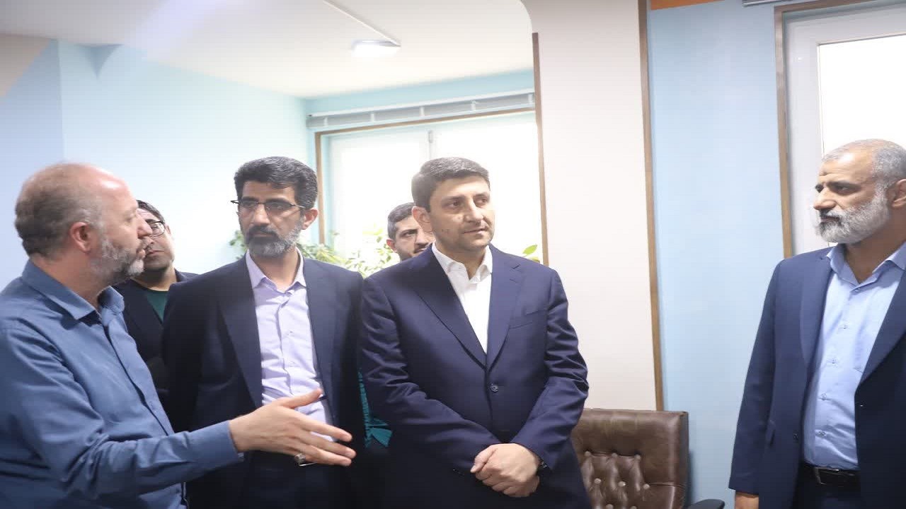 بازدید وزیر ارتباطات از دو سکوی مجازی در قم