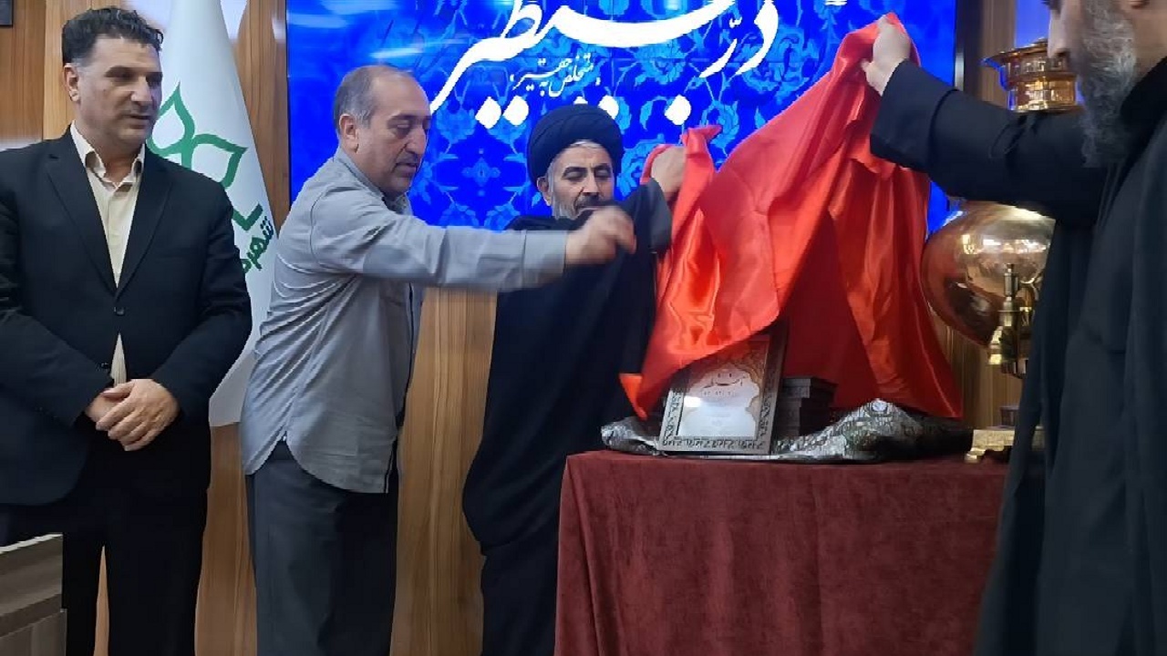 رونمایی از دیوان شعر « در بینظیر » در خوی +تصویر
