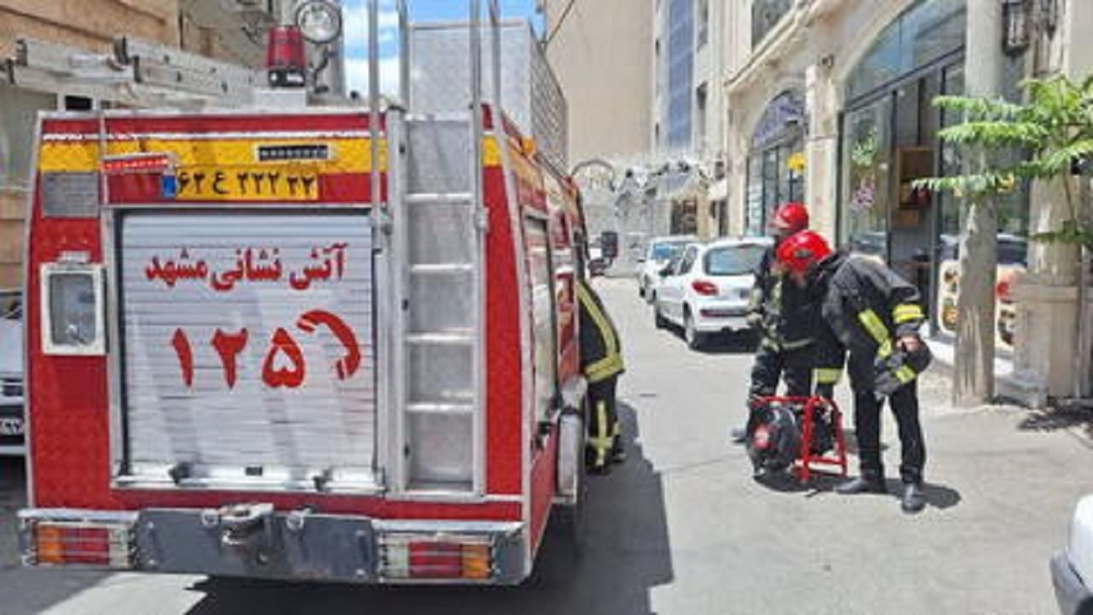 باشگاه خبرنگاران -مهار آتش‌سوزی مجتمع تجاری در مشهد و نجات ساکنان ۲۰ واحد مسکونی