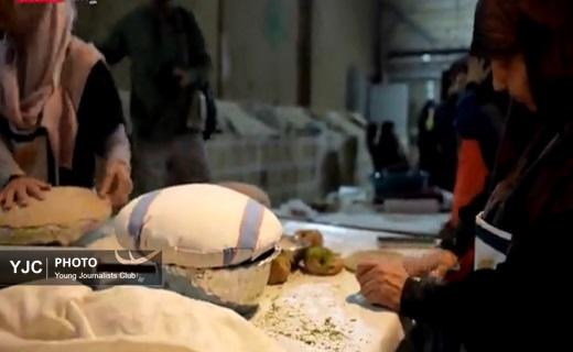 پخت نان برای رزمندگان میدان نبرد با دستان خانواده شهدا در قم