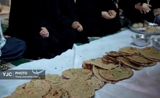 پخت نان برای رزمندگان میدان نبرد با دستان خانواده شهدا در قم