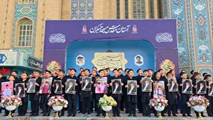 همخوانی نوجوانان در مسجد جمکران به همراه تصاویر رهبر شهید؛ پیشواز از محرم با شور حسینی +فیلم