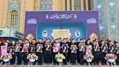 همخوانی نوجوانان در مسجد جمکران به همراه تصاویر رهبر شهید؛ پیشواز از محرم با شور حسینی +فیلم