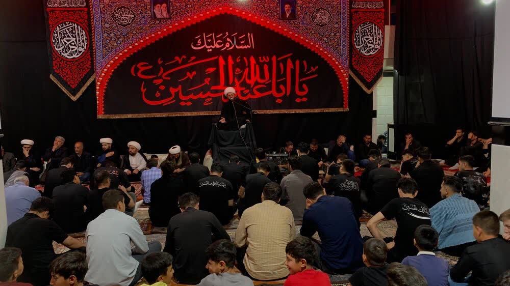 برگزاری آیین آیینی طشت گذاری در دیزج دیز به مناسبت ماه محرم