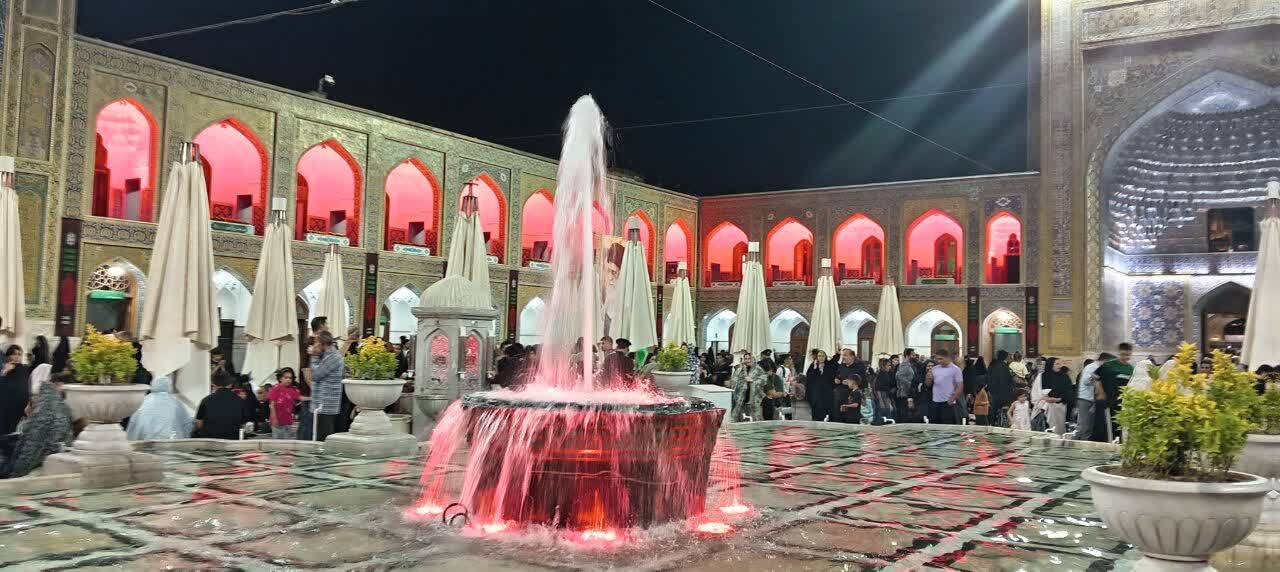 آستان مقدس امام رضا (ع) با نصب پرچم سیاه رنگ و بوی محرمی گرفت