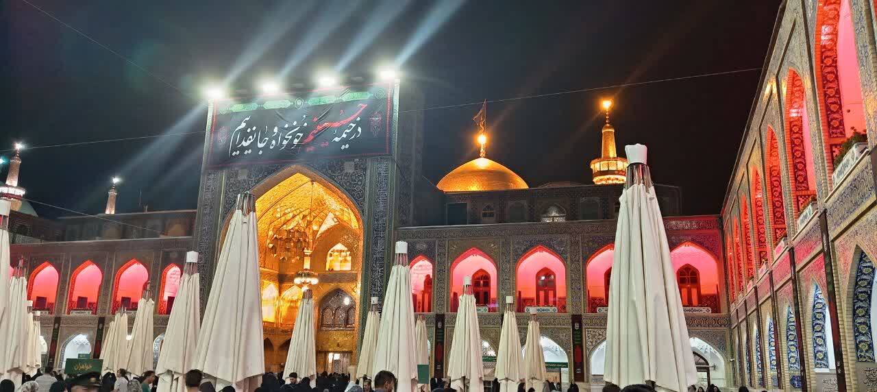 آستان مقدس امام رضا (ع) با نصب پرچم سیاه رنگ و بوی محرمی گرفت
