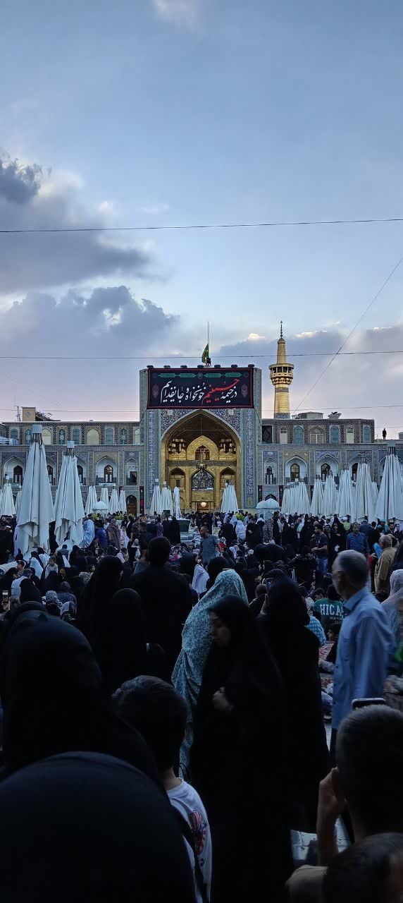 آستان مقدس امام رضا (ع) با نصب پرچم سیاه رنگ و بوی محرمی گرفت