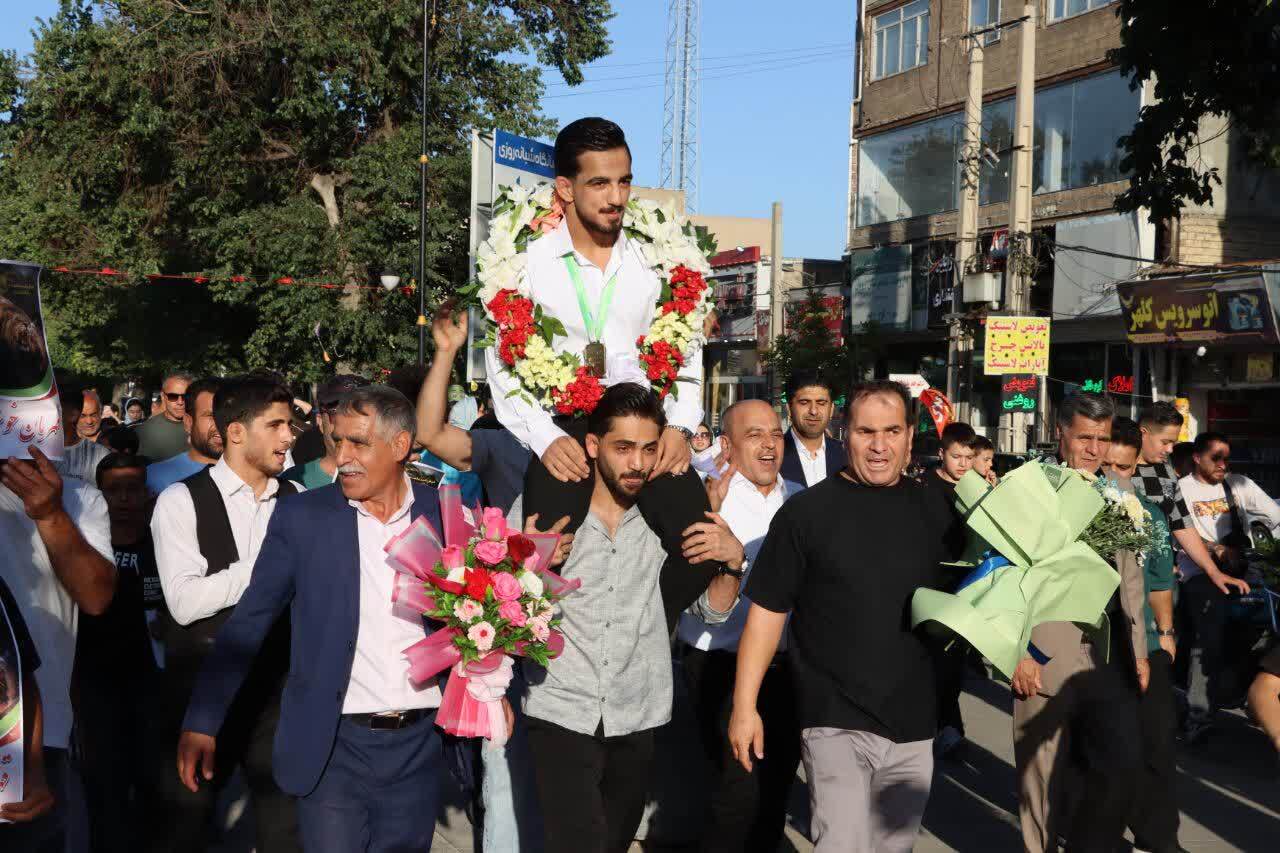 مراسم استقبال از مهدی رحیمی قهرمان طلایی دانشجویان در ماهدشت مراسم استقبال از مهدی رحیمی قهرمان طلایی دانشجویان در ماهدشت