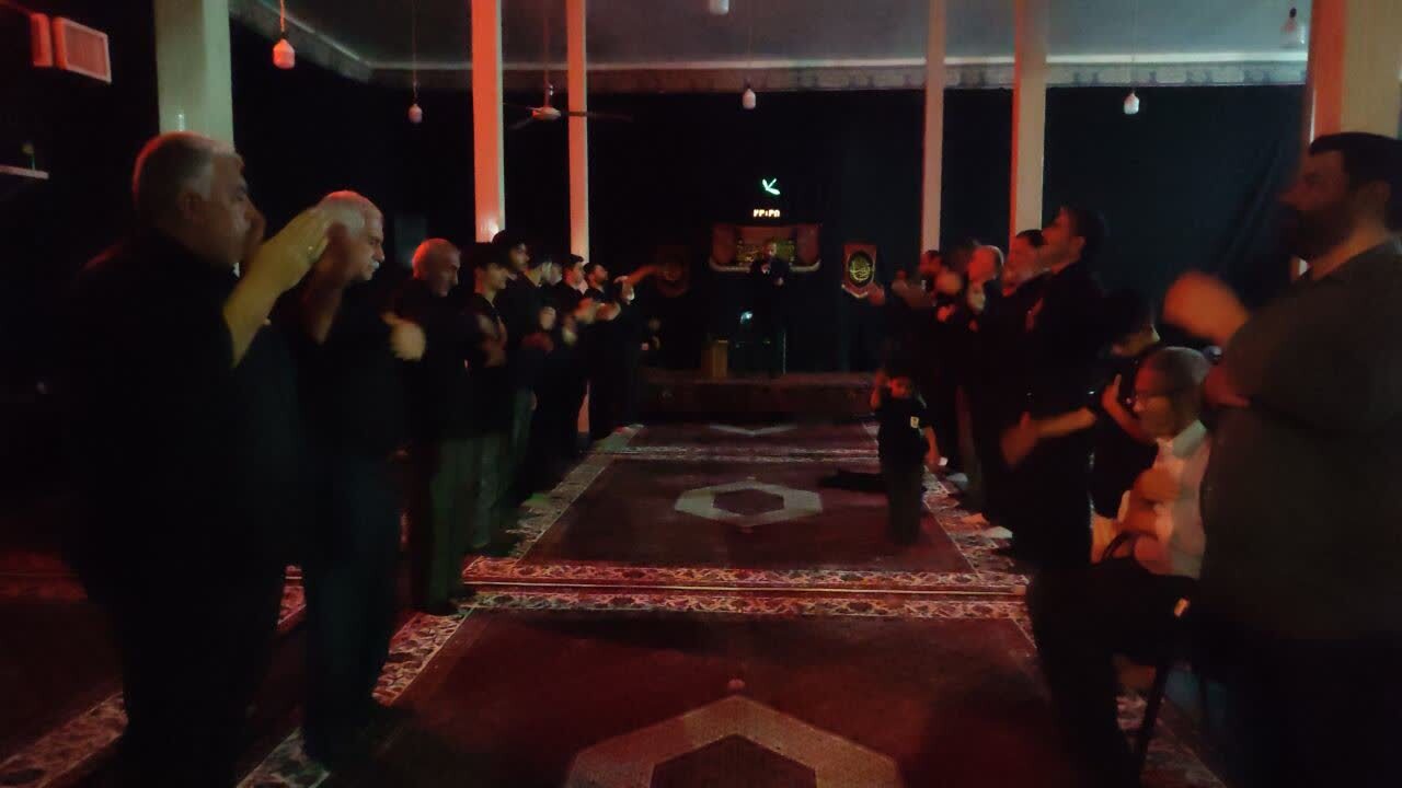 صالح آباد در سومین شب از ماه محرم رنگ و بوی عزا و ماتم گرفت