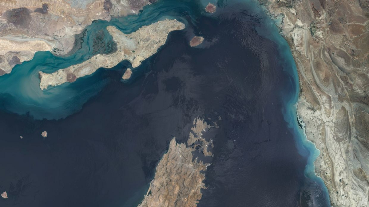 باشگاه خبرنگاران -تنگه هرمز، میدان نبرد روایت‌های متناقض؛آیا توافق ایران و آمریکا از تنگه هرمز عبور می‌کند؟