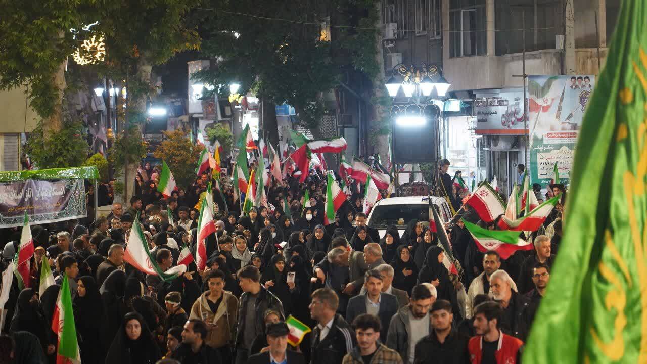 نمایی از مراسم راهپیمایی و تجمع شبانه مردم دارالمومنین خوی