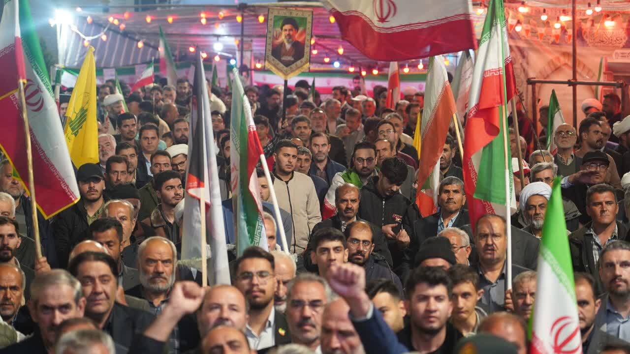نمایی از مراسم راهپیمایی و تجمع شبانه مردم دارالمومنین خوی