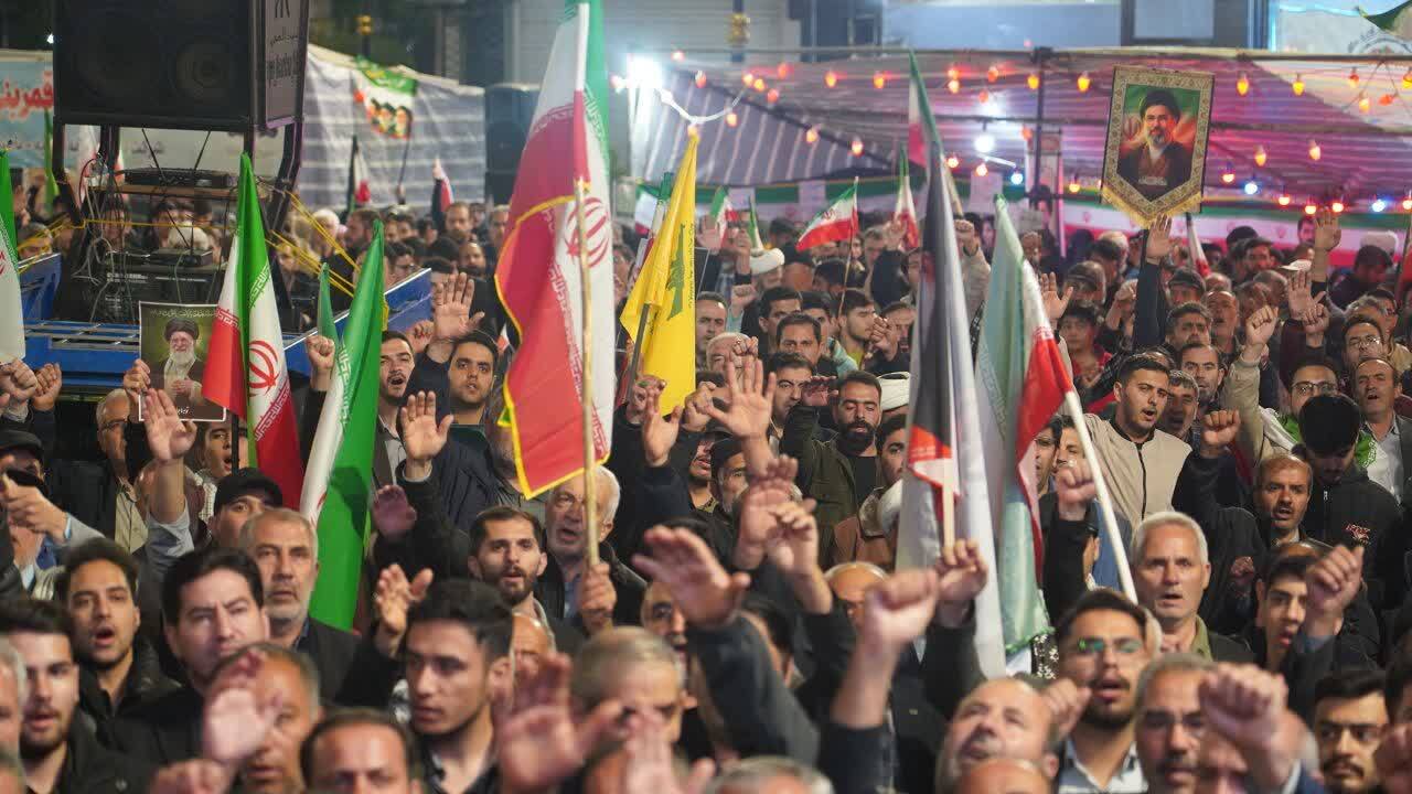 نمایی از مراسم راهپیمایی و تجمع شبانه مردم دارالمومنین خوی
