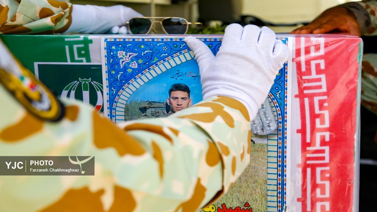 تشییع پیکر شهید محمد آزادی در حرم شاهچراغ (ع)
