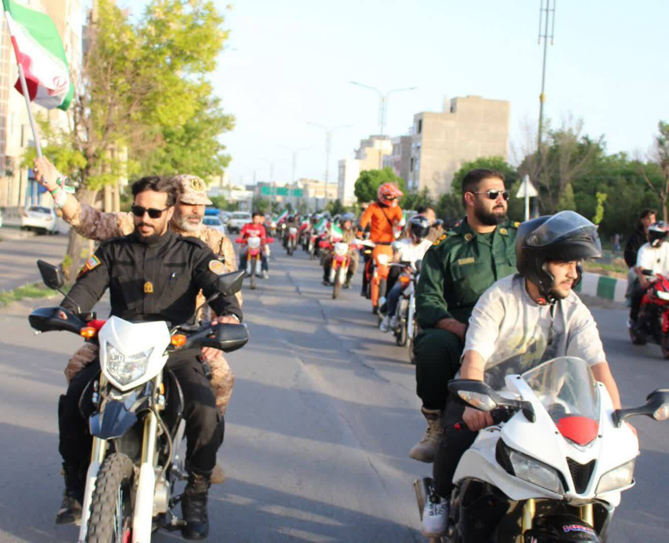رژه اقتدار موتور&zwnj;سواران &laquo;جان&zwnj;فدا&raquo; در ابهر به یاد فاتحان خرمشهر