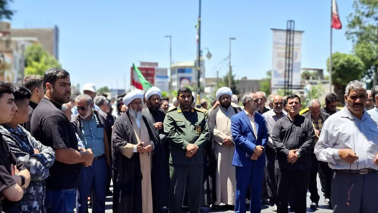 نمایی از آرامگاه ابدی شهید والامقام «امیرطاها محمدی» در کنار شهدای ماهدشت نمایی از آرامگاه ابدی شهید والامقام «امیرطاها محمدی» در کنار شهدای ماهدشت