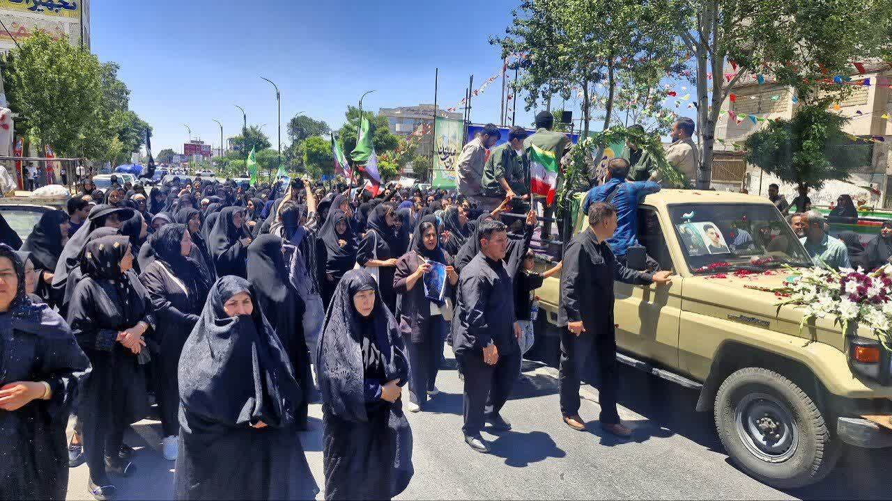 نمایی از آرامگاه ابدی شهید والامقام «امیرطاها محمدی» در کنار شهدای ماهدشت نمایی از آرامگاه ابدی شهید والامقام «امیرطاها محمدی» در کنار شهدای ماهدشت