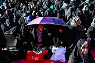 طنین دعای عرفه در میدان انقلاب اسلامی
