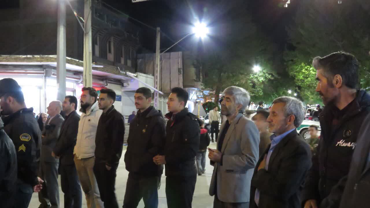 کودکان و نوجوانان هریسی پرچم داران میدان در تجمعات حماسی شبانه
