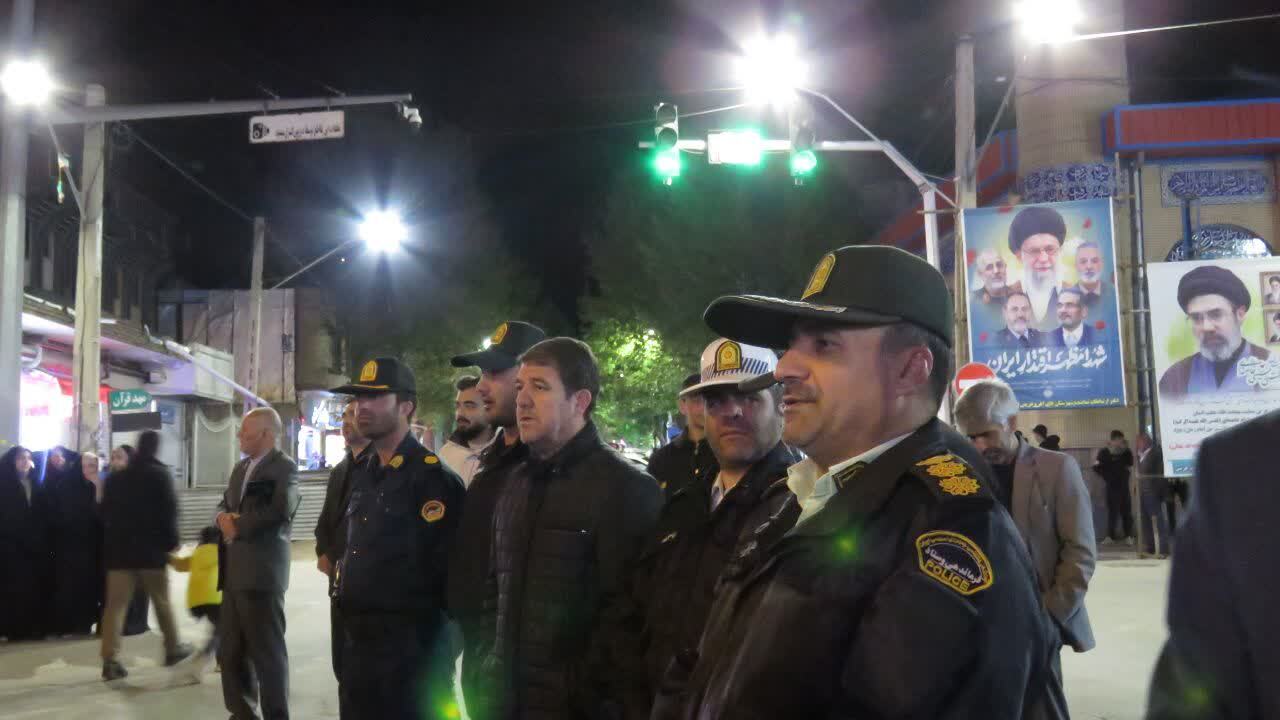 کودکان و نوجوانان هریسی پرچم داران میدان در تجمعات حماسی شبانه