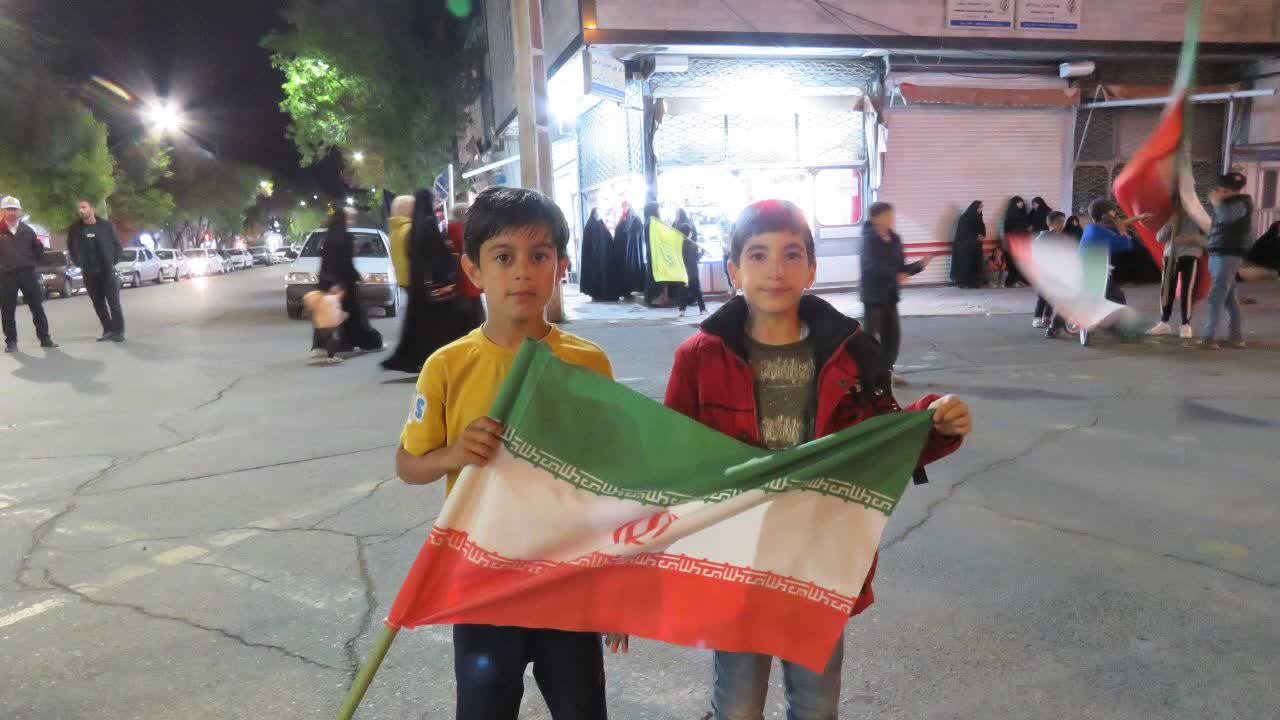 کودکان و نوجوانان هریسی پرچم داران میدان در تجمعات حماسی شبانه