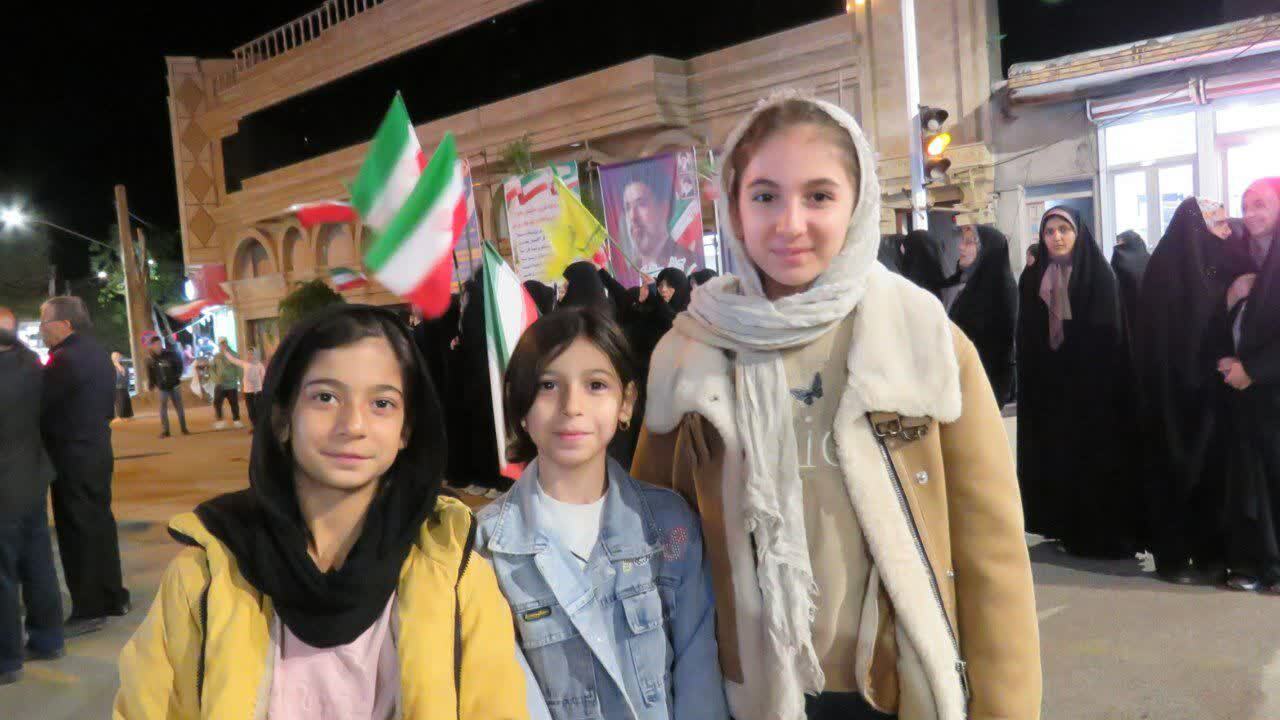 کودکان و نوجوانان هریسی پرچم داران میدان در تجمعات حماسی شبانه