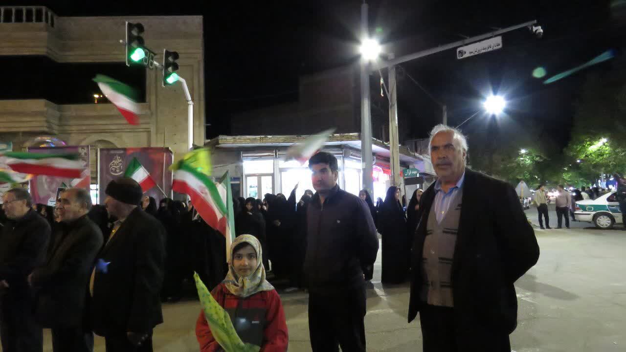 کودکان و نوجوانان هریسی پرچم داران میدان در تجمعات حماسی شبانه