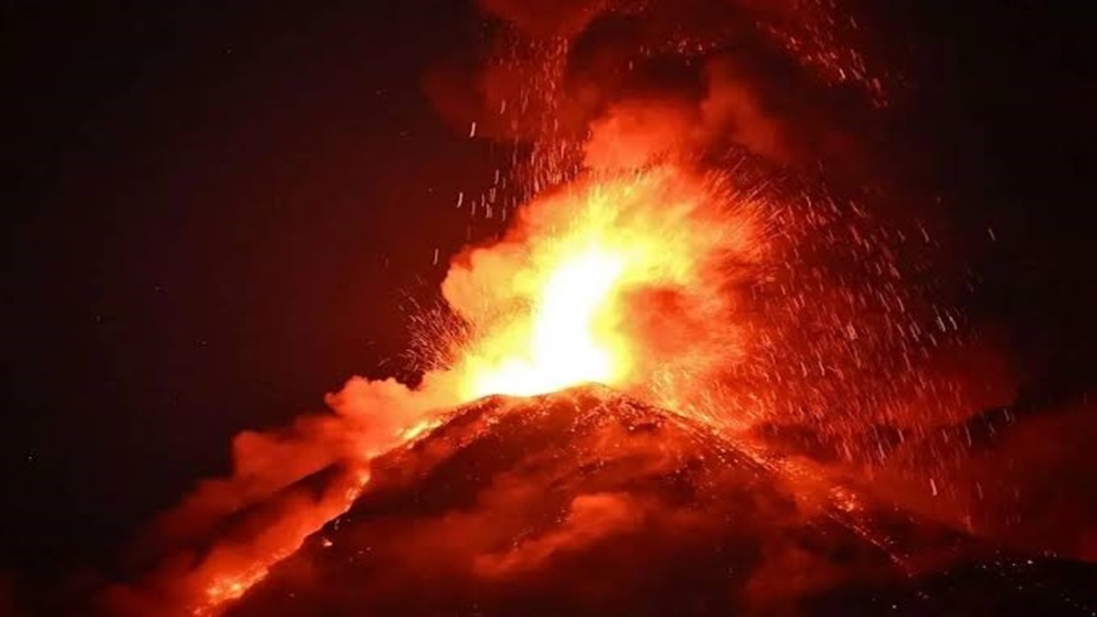 فوران آتشفشان فوئگو در گواتمالا از دید پهپاد + فیلم