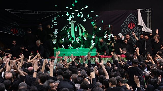 مراسم وداع با پیکر قائد شهید در جوار حسینیه امام خمینی(ره)/ آخرین دیدار با خانواده‌های معظم شهدا