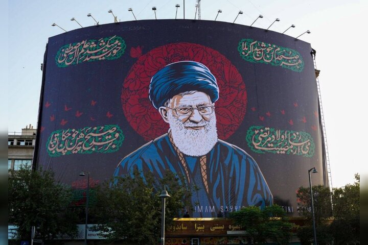 پوستر &laquo;رهبر شهیدم&raquo;/ اثر صابر شیخ&zwnj;رضایی
