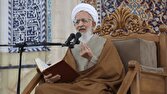 آیت‌الله جوادی آملی بر پیکر رهبر شهید در قم نماز می‌خواند