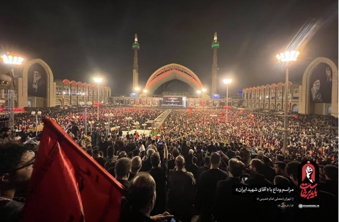 قابهای ماندگار از وداع باشکوه مردم با رهبر شهید انقلاب در مصلی امام خمینی (ره) قابهای ماندگار از وداع باشکوه مردم با رهبر شهید انقلاب در مصلی امام خمینی (ره)