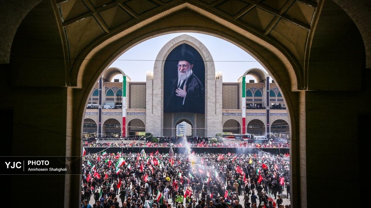 نمایی از مصلای تهران ساعاتی پیش از اقامه نماز بر پیکر رهبر شهید + فیلم