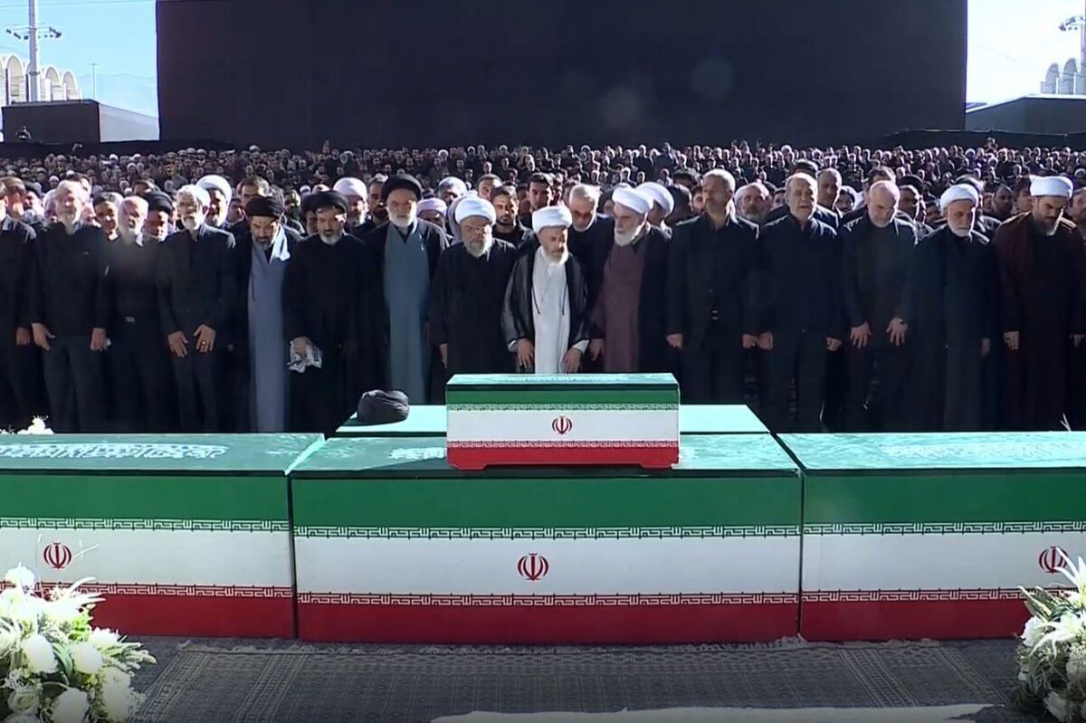 حضور شبانه مردم در مراسم وداع با رهبر شهید انقلاب اسلامی در مصلای تهران