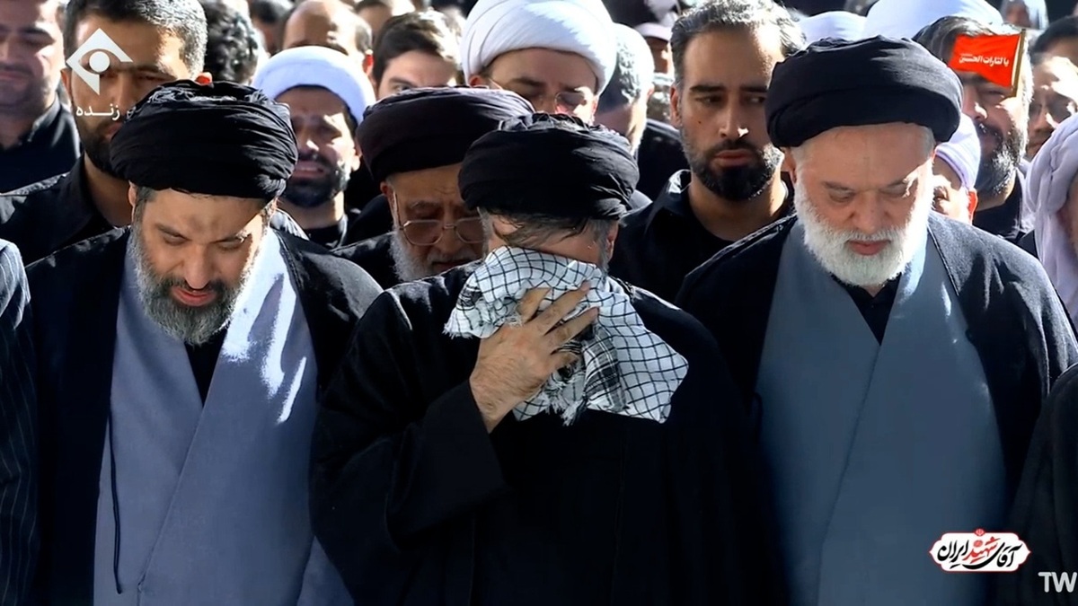 برشی از اقامه نماز بر پیکر پاک رهبر شهید انقلاب + فیلم