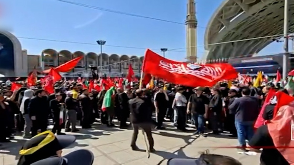 انتقال پیکر مطهر رهبر شهید به جایگاه اصلی مصلی پس از مراسم اقامه نماز امروز + فیلم