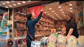 اهدای پرچم‌های عزای رهبر شهید به کسبه توسط خادمان نوجوان حرم بانوی کرامت(س)+فیلم