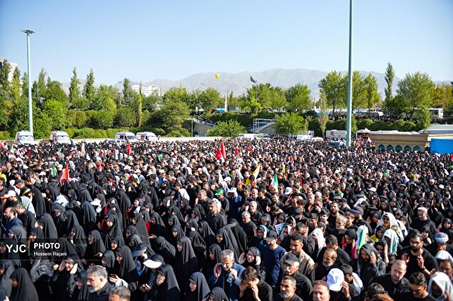 مراسم اقامه نماز بر پیکر رهبر شهید انقلاب و خانواده ایشان در مصلی تهران _ ۲