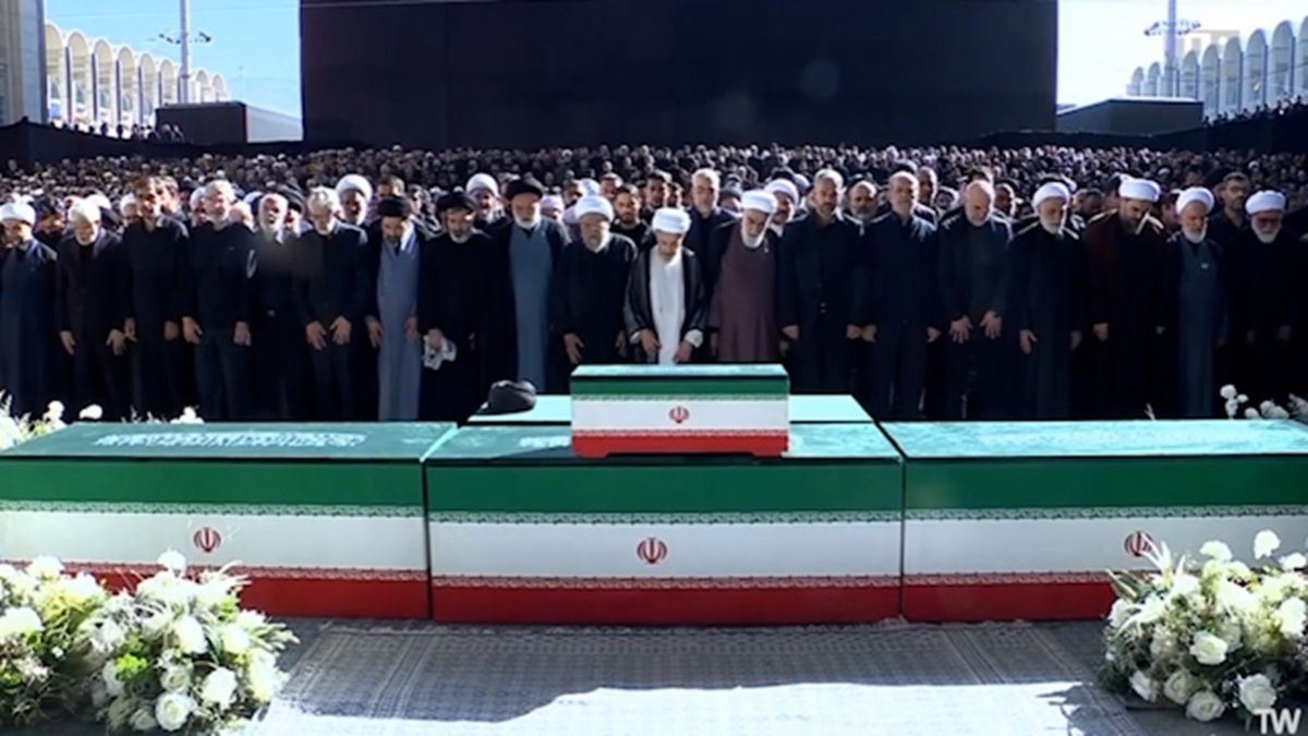 انتقال پیکر مطهر رهبر شهید به جایگاه اصلی مصلی پس از مراسم اقامه نماز امروز + فیلم