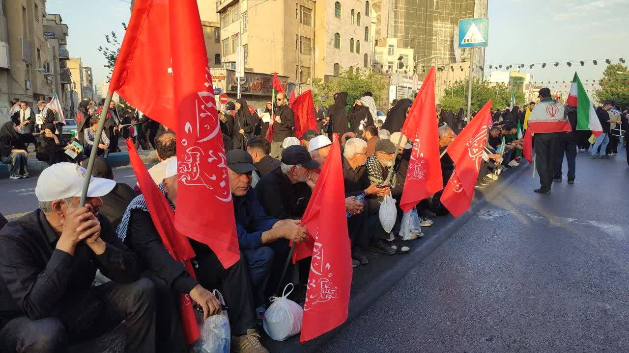 حال و هوای روز دوم بدرقه آقای شهید ایران از مترو تا خیابان انقلاب تهران