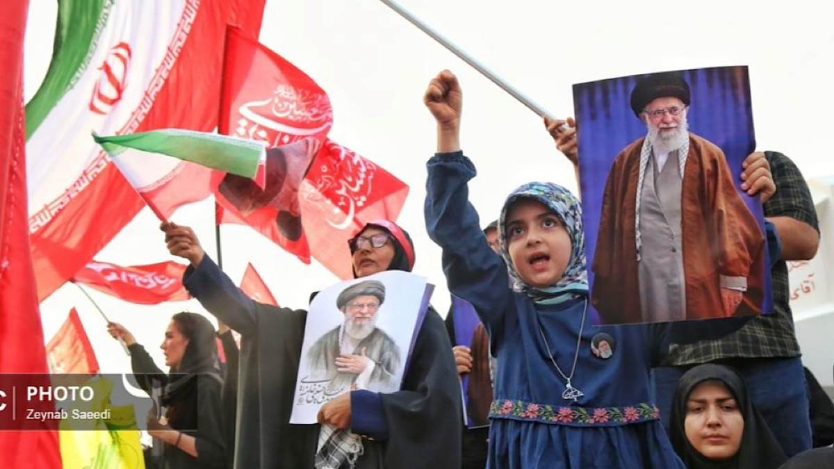 باشگاه خبرنگاران -خودروی حامل پیکر مطهر رهبر شهید انقلاب در میدان آزادی متوقف شده است