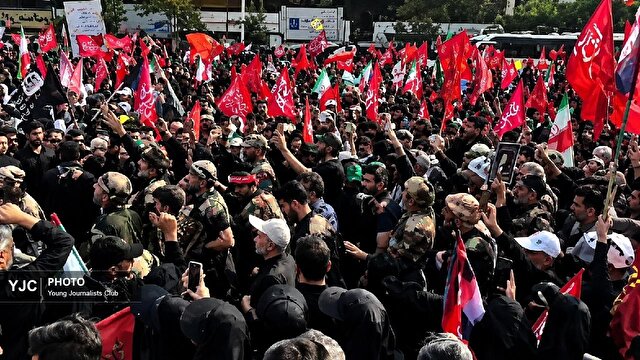 میدان انقلاب تهران غرق در نوای مویه لری در وداع با آیتالله علی خامنهای