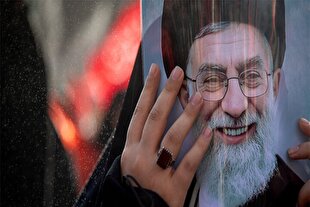 انتشار ۵۰ هزار پوستر آیتالله علی خامنهای در حاشیه مراسم تشییع در مشهد