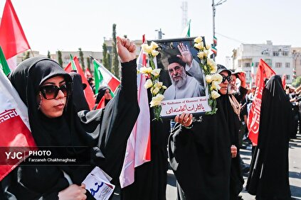 بدرقه آیتالله علی خامنهای با گل و پیمان با آرمان رهبری